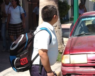 El DIF de Coahuila pretende combatir la obesidad infantil cambiando los esquemas de desayunos escolares y capacitando a los padres de familia. (Archivo)