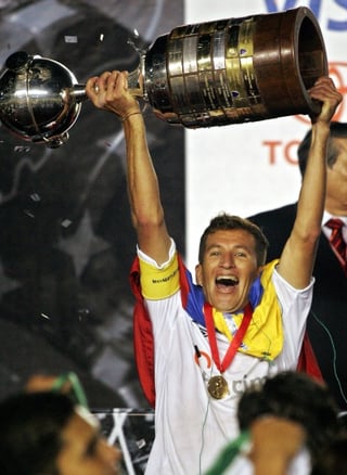 Javier Urrutia, capitán de la Liga Deportiva Universitaria de Quito, levanta el trofeo de campeón de la Copa Libertadores de América 2008. Es el primer equipo ecuatoriano que se lleva el trofeo continental. (AP)