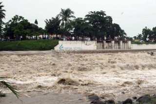 Los municipios Naranjos, Tempoal, Castillo de Teayo registran daños debido al desbordamiento de los ríos Actopan y Tancochín tras las fuertes lluvias ocasionadas por la onda tropical número 10 en Veracruz. (El Universal)