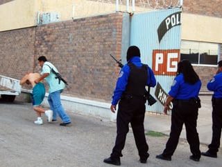 Antes de las 19:00 horas se activó el Código Rojo, todas las corporaciones policiacas y el Ejército rodearon el penal y cerraron las vialidades. (Fotografía de El Siglo de Torreón)