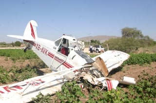 DAÑOS. Las autoridades tardaron varias horas en el rescate de la avioneta Cessna.