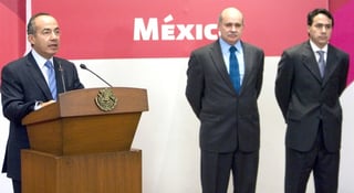 El presidente de México, Felipe Calderón (izq.) habla acompañado de Eduardo Sojo (cent.) y Gerardo Ruiz (der.), nuevo titular de la Secretaría de Economía, durante una conferencia en la Residencia Oficial de 'Los Pinos' en Ciudad de México (México). (EFE)