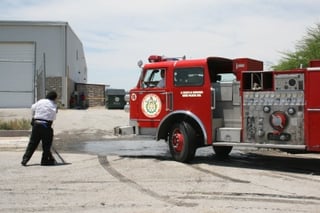 Momentos en los que ingresa el carro de bomberos al área donde se localiza la cisterna que pintaban los tres trabajadores.