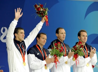 Michael Phelps completó la hazaña histórica de colgarse ocho medallas de oro en los Juegos Olímpicos de Beijing como parte del relevo de Estados Unidos que se alzó con la victoria en el 4x100 combinados y quebró el empate con Mark Spitz en cuanto a más
títulos obtenidos en una sola justa. (AP
