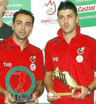 El mediocampista Xavi Hernández y el delantero David Villa recibieron por parte de la UEFA los trofeos de mejor jugador y el máximo anotador, de la pasada Eurocopa Austria-Suiza 2008.
