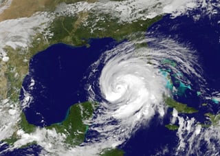 Los meteorólogos del Centro Nacional de Huracanes dijeron que Ike tenía vientos máximos sostenidos de 160 kph (100 mph).
