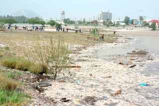 El río arrastró gran cantidad de basura de las colonias aledañas (Fotografía de Erick Sotomayor).