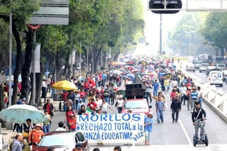 Maestros integrantes de la Sección 19 del Sindicato Nacional de Trabajadores de la Educación (SNTE) de Morelos marchan rumbo a la Residencia Oficial de Los Pinos, en la Ciudad de México, en protesta por la Alianza por la Calidad de la Educación. (El Universal)