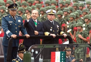 Acompañado por los secretarios de la Defensa Nacional y de la Marina, el presidente Felipe Calderón pasó revista a las tropas participantes en el desfile militar. (El Universal)