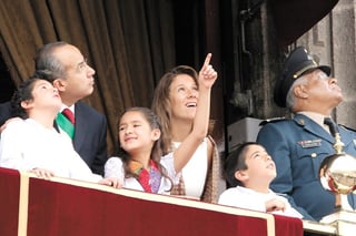 El presidente Felipe Calderón acompañado de sus hijos, Juan Pablo, María y Felipe de Jesús y de su esposa Margarita Zavala, así como del general Guillermo Galván Galván, secretario de la Defensa, observan el paso de los aviones en el desfile militar por el 198 aniversario de la Independencia. (El Universal)