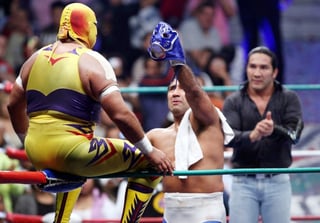 Blue Panther “El Maestro Lagunero” perdió la máscara anoche ante el Villano V, en la función del Aniversario 75 del CMLL. (Agencia Reforma)