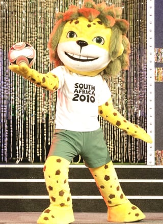 El leopardo Zakumi, un peluche con un afro teñido de verde, fue presentado hoy como la mascota de la Copa Mundial de futbol del 2010 en Sudáfrica. 