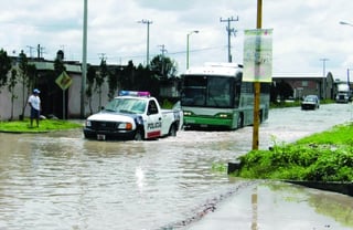 De nueva cuenta se desbordó el arroyo Mimbres en Canatlán.