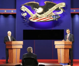 Los dos candidatos a la Presidencia de EU, el demócrata Barack Obama y el republicano John McCain, se enfrentaron ayer en el primero de tres debates, en el escenario de un teatro en la Universidad de Mississippi. (AP)