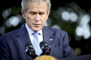 La popularidad del presidente George W. Bush se desplomó al nivel más bajo de su Presidencia. 