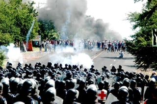 La Policía Federal Preventiva y Estatal se enfrentaron con habitantes de Xoxocotla que mantenían bloqueado
la carretera Alpuyueca-Jojutla, al Sur de Morelos. (El Universal)