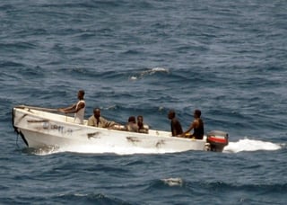 Un grupo de piratas mantiene secuestrado el buque carguero ucraniano “Faina” desde hace dos semanas y amenazan con destruir el navío a menos que se les pague un rescate. (Archivo)