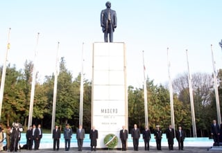 El presidente Felipe Calderón Hinojosa encabezó una guardia de honor en el monumento a Francisco I. Madero en la residencia oficial de Los Pinos, con motivo del 98 aniversario del inicio de la Revolución Mexicana. (Notimex)