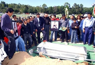 En el panteón Parque Memorial de Naucalpan, estado de México fueron sepultados los restos del boxeador mexiquense Daniel Aguillón, quien perdió contra la muerte, su batalla más importante. (Notimex)