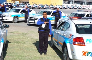 Agentes de la Policía de Torreón en la ceremonia de entrega de patrullas. (Fotografía de Ángel Padilla)