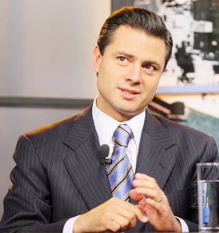 El gobernador del Estado de México, Enrique Peña Nieto, confirma en el programa “Sálala” que mantiene una relación con la actriz Angélica Rivera. (El Universal)