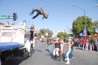 
Varios luchadores mostraron sus habilidades en las calles de Gómez Palacio.