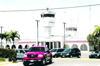 Avioneta realiza aterrizaje de emergencia en Torreón