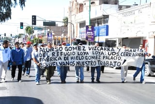 Empleados de la Fábrica de Hielo Gómez Palacio marchan por las calles del centro de la ciudad para pedir que se reabra su centro de trabajo.