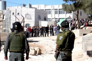 Soldados israelíes realizaron ayer el desalojo de una vivienda en disputa en la ciudad cisjordana de Hebrón. El edificio, de cinco plantas, fue ocupado por colonos judíos en marzo de 2007 sin autorización gubernamental. (EFE) 