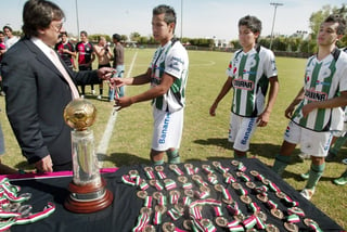 Santos Laguna quedó en segundo lugar de los equipos de
Segunda División sin derecho a ascenso, en la gráfica
aparecen en el momento de recibir la medalla de
subcampeones. (Fotografía cortesía de El Informador)