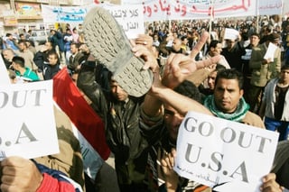 En el barrio de mayoría shii de Ciudad Sadr, en el Este de Bagdad (Irak) se realizó ayer una manifestación en la que pidieron la liberación del periodista Muntazer al Ziadi, considerado como héroe por lanzarle sus zapatos al presidente de EU, George W. Bush. (AP)