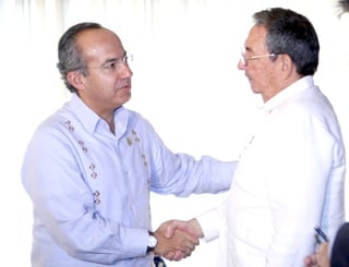 
El presidente de México, Felipe Calderón, saluda a su homólogo de Cuba, Raúl Castro, durante una reunión bilateral para analizar temas de interés común, como la emigración y la lucha contra el narcotráfico. (Notimex)