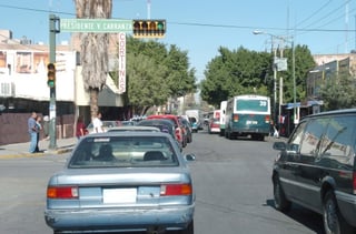 Cientos de vehículos quedaron varados ayer en las calles del Centro de Torreón debido al operativo montado por las fuerzas policiacas en las colonias del poniente de Torreón. (Fotografía de Ángel Padilla)
