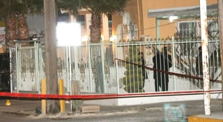 Funcionarios de la Fiscalía resguardan el despacho jurídico donde fueron asesinados dos abogados, padre e hijo, en Ciudad Juárez (México).