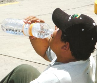 Lo más recomendable sería beber entre 2 y 2.5 litros de agua u otras bebidas por día, de manera repartida, no de golpe. 