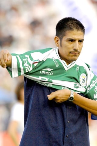 Isaac Ochoa fue invitado como padrino del equipo de futbol Santos Laguna en el pasado encuentro contra las Águilas del América, donde pateó el balón inaugural.