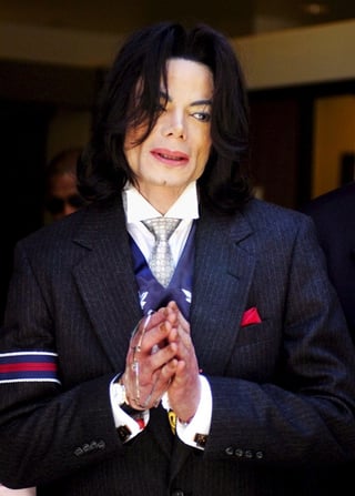 Michael Jackson en las últimas semanas ha causado revuelo por su aspecto físico, que de hecho es casi imposible de apreciar pues suele aparecer en público con el rostro cubierto.
