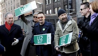 Cruzan la línea. Los componentes de la banda de música U2 posan junto al alcalde de Nueva York, Michael Bloomberg,  antes de develar una placa que indican la 'Via U2, en la semana en que los irlandeses estrenaron disco.  EFE  