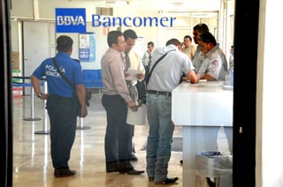 Investigación. Policías y peritos interrogan a empleados y clientes del Bancomer sobre el asalto ocurrido ayer por la tarde.