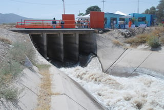 Abren compuertas. El agua llegó a la represa de San Fernando a las 12:30 del mediodía de ayer y de aquí fue distribuida a los canales Sacramento y Santa Rosa-Tlahualilo del Distrito de Riego 017. 