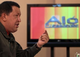 Mensaje. En la imagen el presidente venezolano, Hugo Chávez , durante la emisión del programa 'Aló Presidente' en la que amagó a Colombia con una respuesta militar.