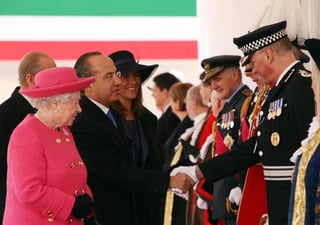 Ceremonia. La reina Isabell II de Inglaterra acompaña al presidente de México, Felipe Calderón  y su esposa Margarita Zavala durante la ceremonia de bienvenida en Londres. 