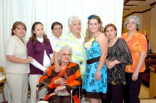 Fabiola acompañada de Paty, Lili, Claudia, María, Cony, Adriana y Nidia.