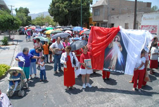 Con fe. Decenas de miles de personas recorrieron algunas calles de Torreón, para celebrar a la Divina Misericordia, después acudieron a la misa que se ofreció en el Templo de San José.