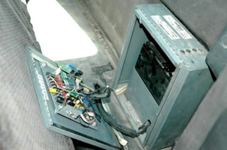 Avería. Imagen de un aparato GPS montado en el asiento trasero de una patrulla, que fue inhabilitado por policías.  EL SIGLO DE TORREÓN