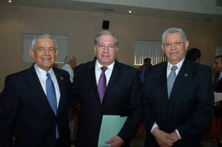 Quintín Balderrama y Enrique Macías junto al nuevo rector de la universidad, Héctor Acuña Nogueira. 