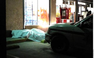 Ataque. Cuatro oficiales fueron ejecutados afuera de una tienda de autoservicio en Tijuana.  AGENCIA REFORMA