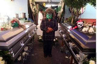 Según su hermano Mario, el primer Espectrito, no acostumbran los velorios en agencias funerarias ya que por ser de Oaxaca lo realizan en el hogar del familiar más querido. (Agencia Reforma)