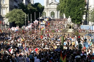 Marchan por el Orgullo Gay. Varias organizaciones de gays, lesbianas, travestis y bisexuales en España marcharon ayer, al celebrar el Día del Orgullo Gay 