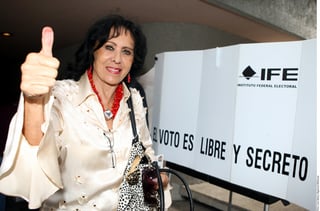No podía faltar. La actriz y  candidata a diputada, Lilia Aragón, acudió a las urnas.  